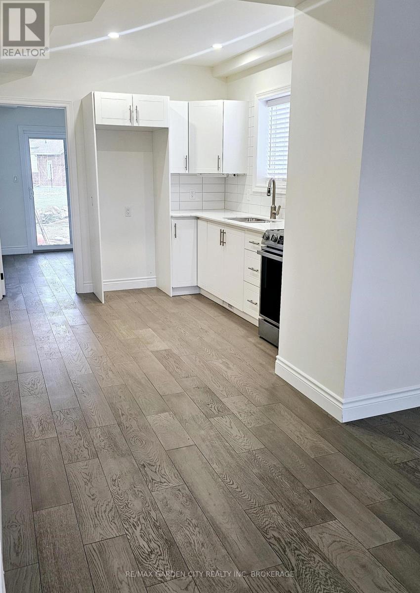 Main Floor - 52 Pelham Road, St. Catharines, Ontario  L2S 1R4 - Photo 8 - X12108277