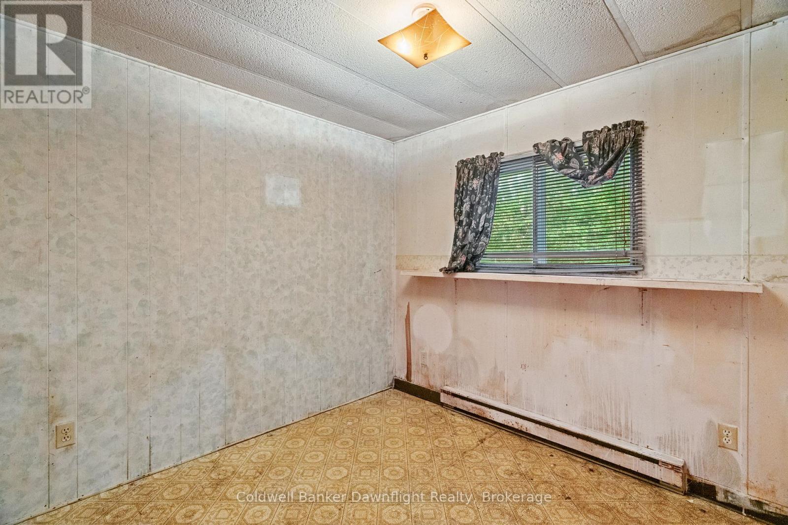 215 Prince Alfred Street, South Huron, Ontario  N0M 1K0 - Photo 15 - X12108371