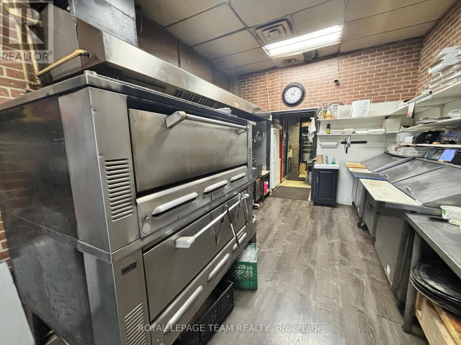 211 Gilmour Street, Ottawa, Ontario  K2P 0N9 - Photo 5 - X12108315