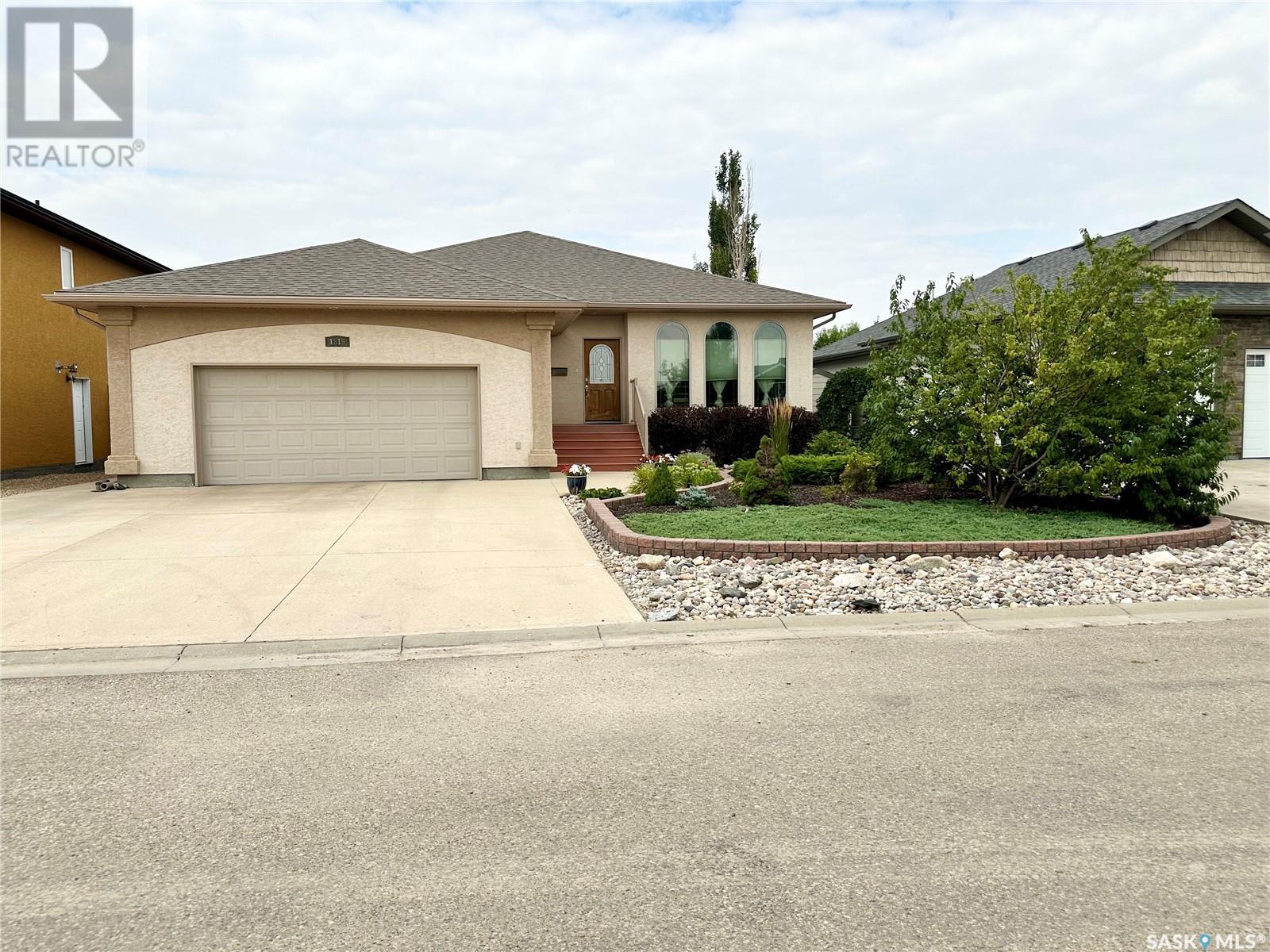 1815 Gordon Miles PLACE, Weyburn, Saskatchewan