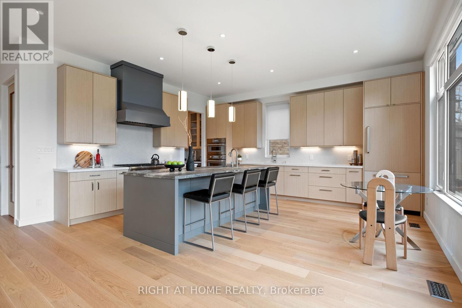 264 Joicey Boulevard, Toronto, Ontario  M5M 2V7 - Photo 8 - C12108525
