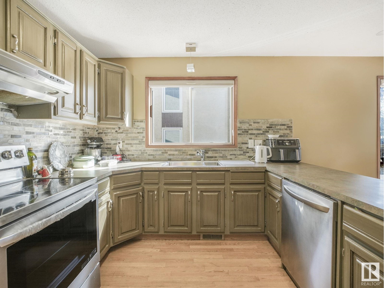 Property at 5411 17 AV NW NW image 5