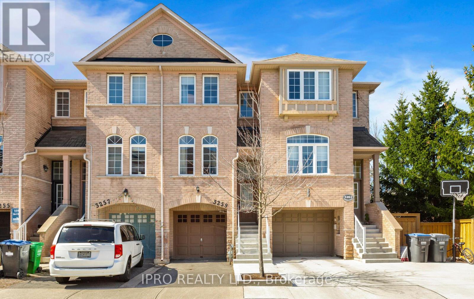 3259 Redpath Circle, Mississauga, Ontario  L5N 8R3 - Photo 2 - W12108440