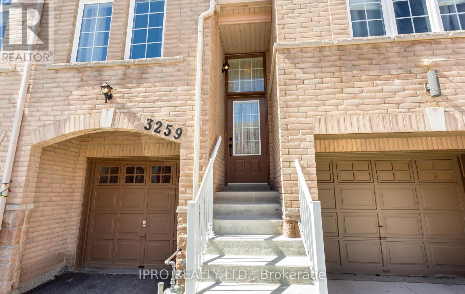 3259 Redpath Circle, Mississauga, Ontario  L5N 8R3 - Photo 4 - W12108440