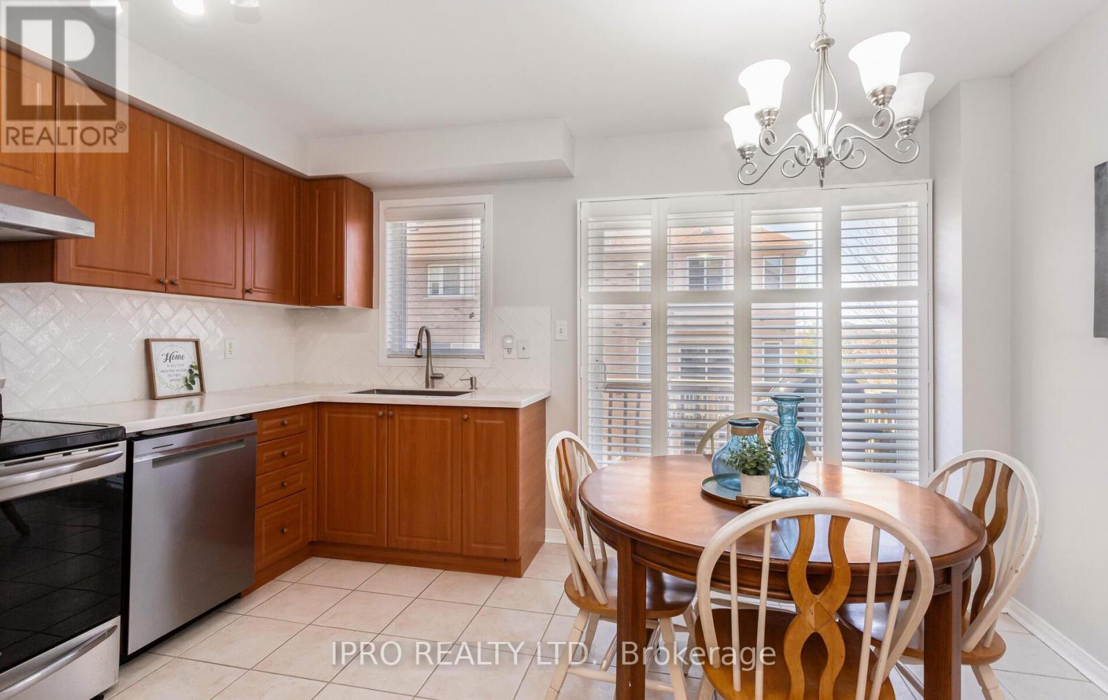 3259 Redpath Circle, Mississauga, Ontario  L5N 8R3 - Photo 7 - W12108440