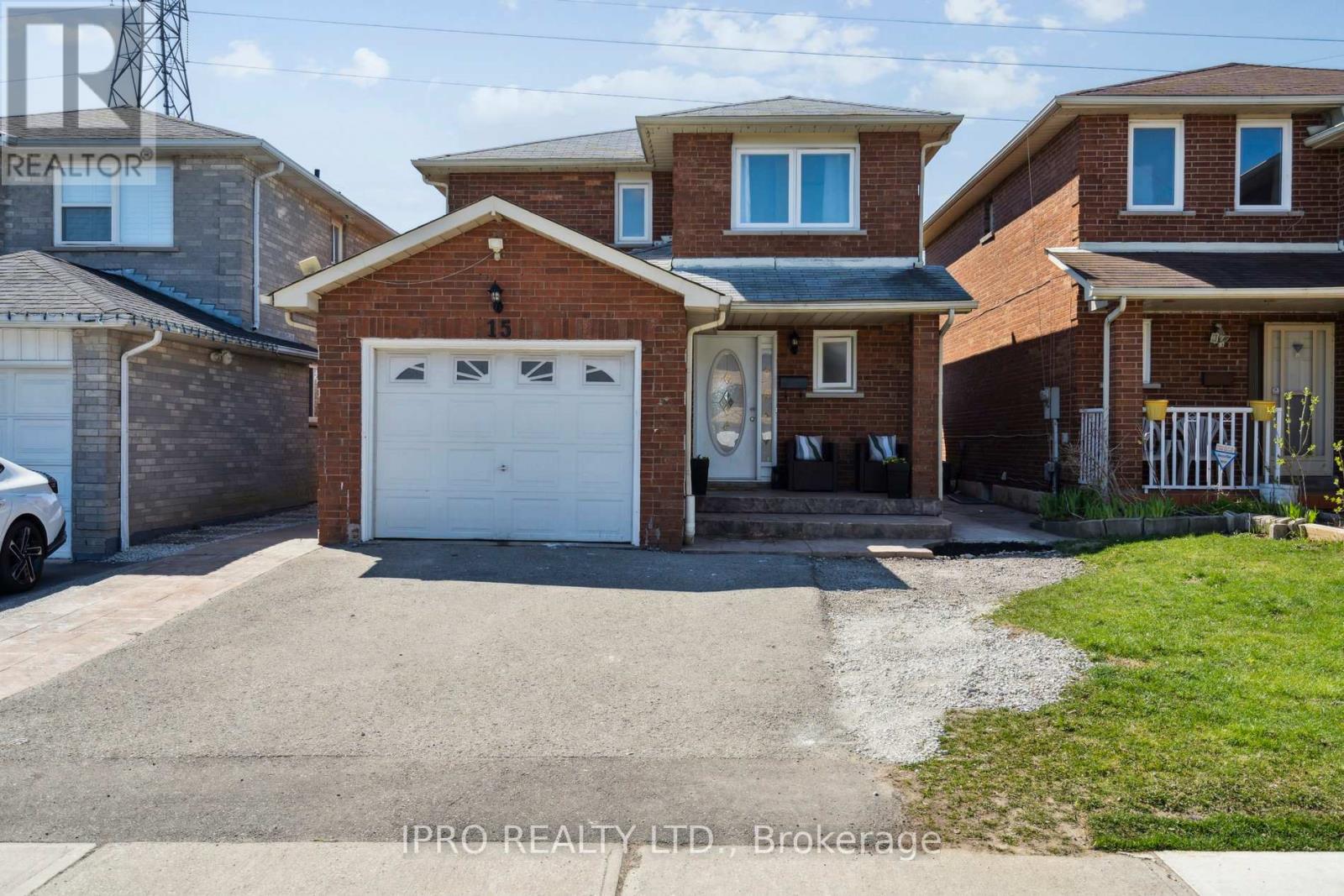 15 Fallen Oak Court, Brampton, Ontario  L6Y 3T6 - Photo 1 - W12108533