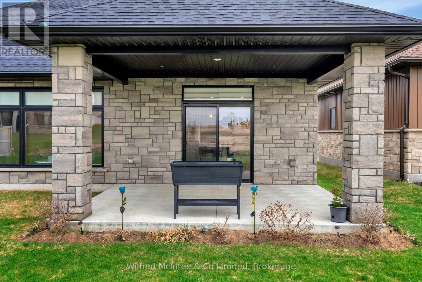 207 Irishwood Lane, Brockton, Ontario  N0G 2V0 - Photo 30 - X12107179