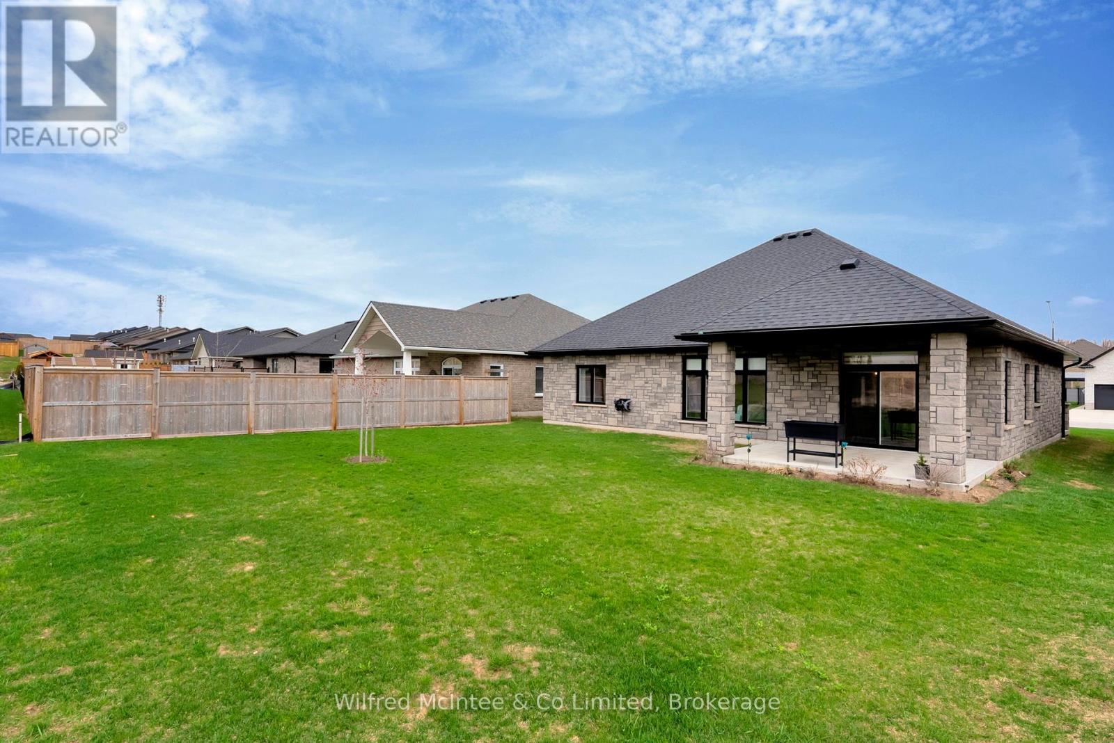 207 Irishwood Lane, Brockton, Ontario  N0G 2V0 - Photo 35 - X12107179
