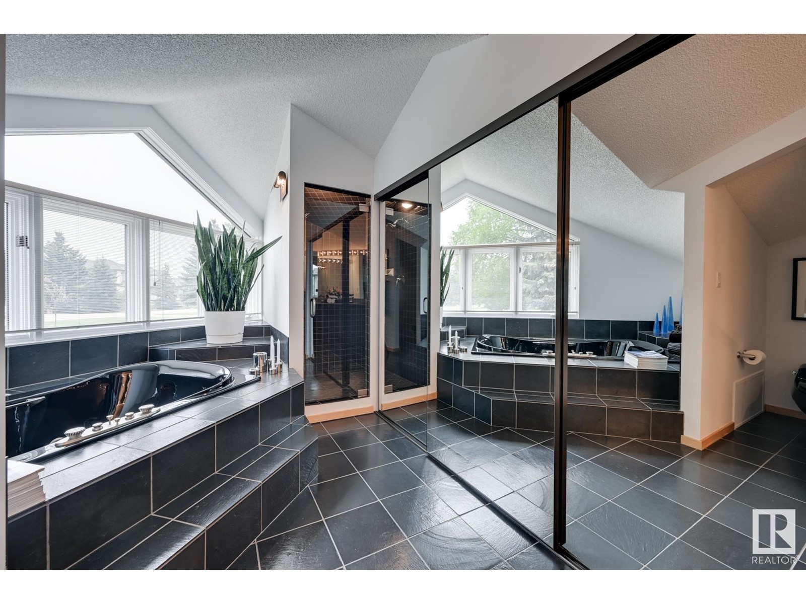 Property at 18107 4 AV SW image 4