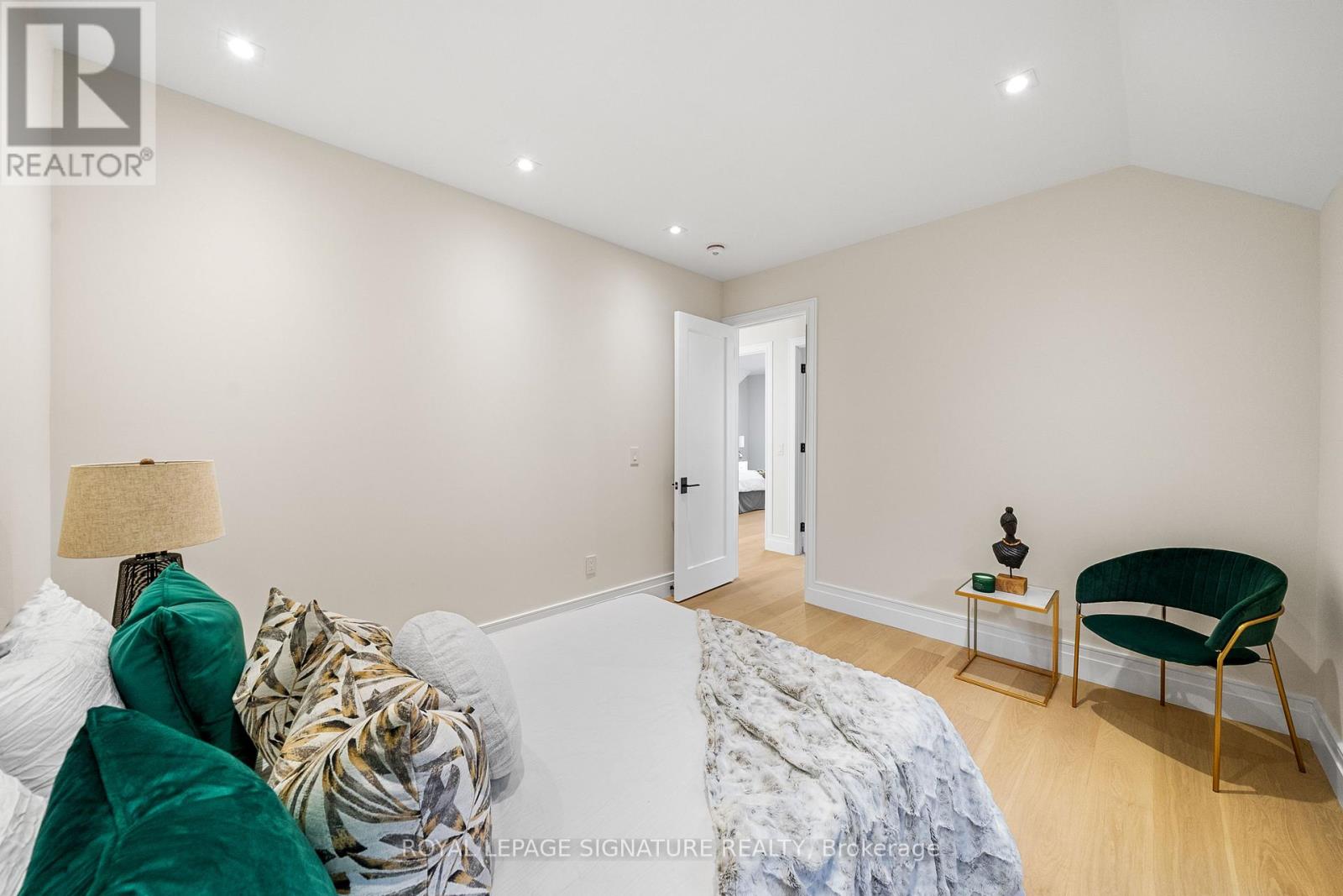 551 Broadway Avenue, Toronto, Ontario  M4G 2S2 - Photo 25 - C12108652