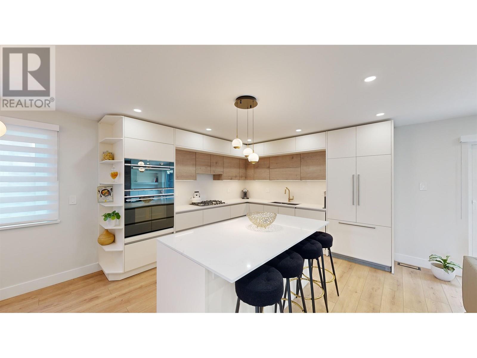 Property at 916 MONTROYAL BOULEVARD image 4
