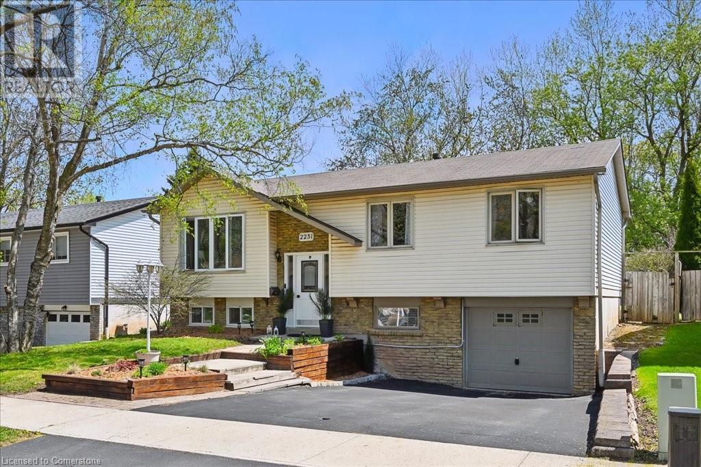 2251 Ingersoll Drive, Burlington, Ontario  L7P 3L1 - Photo 2 - 40716686