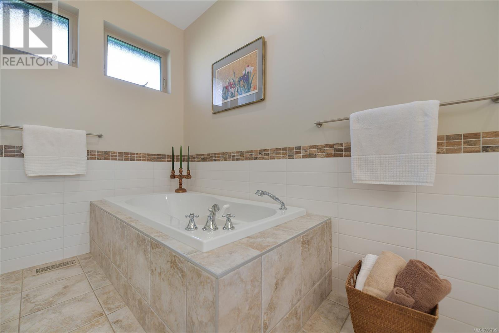1284 Oceanwood Lane, Saanich, British Columbia  V8X 0A4 - Photo 31 - 996735