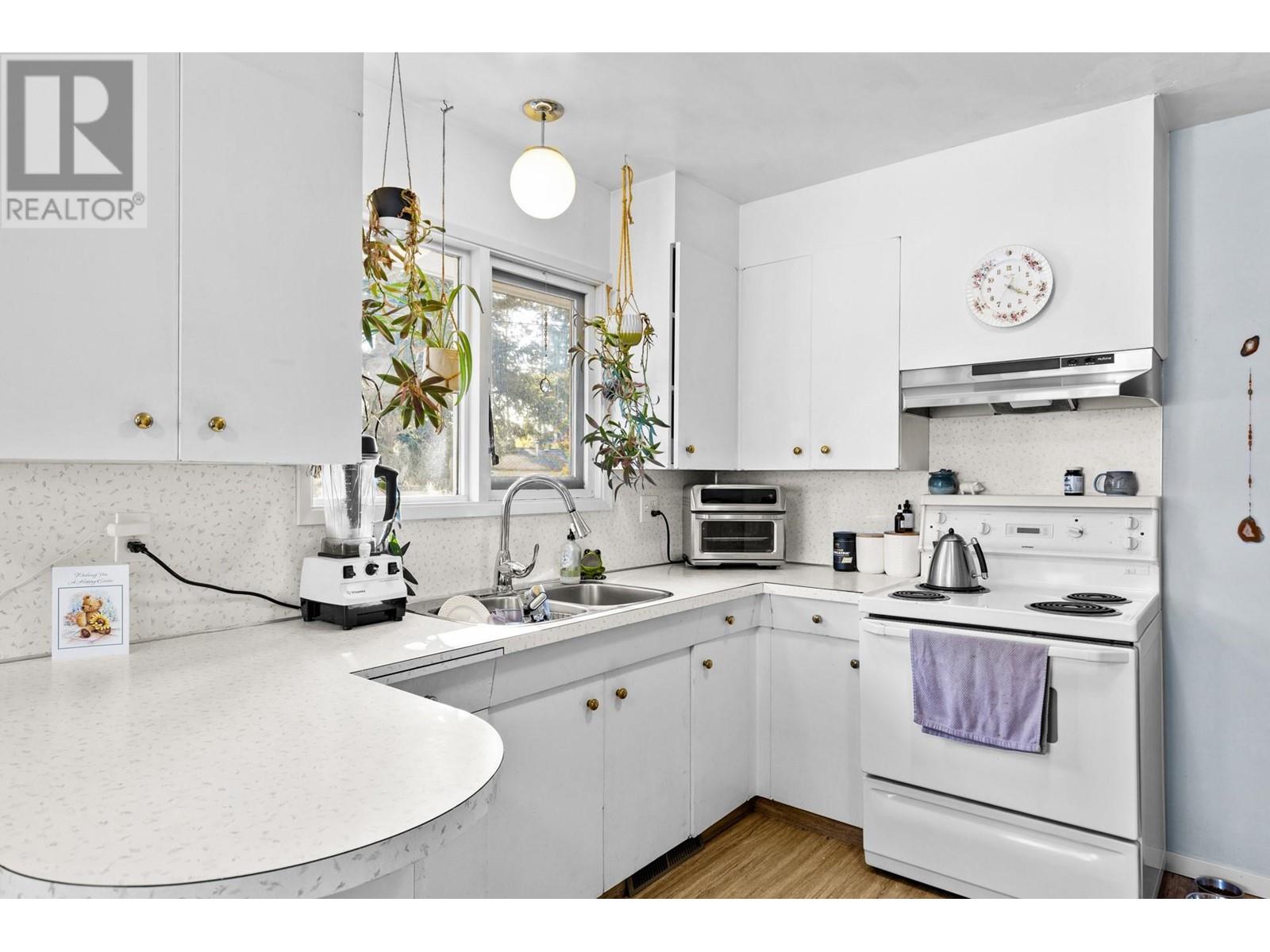 Property at 2300 43 Avenue image 4