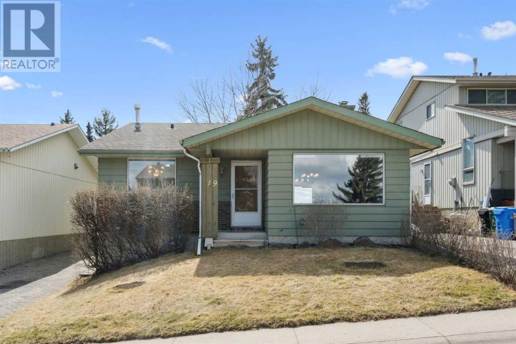 Property at 19 Coach Manor Rise SW image 1