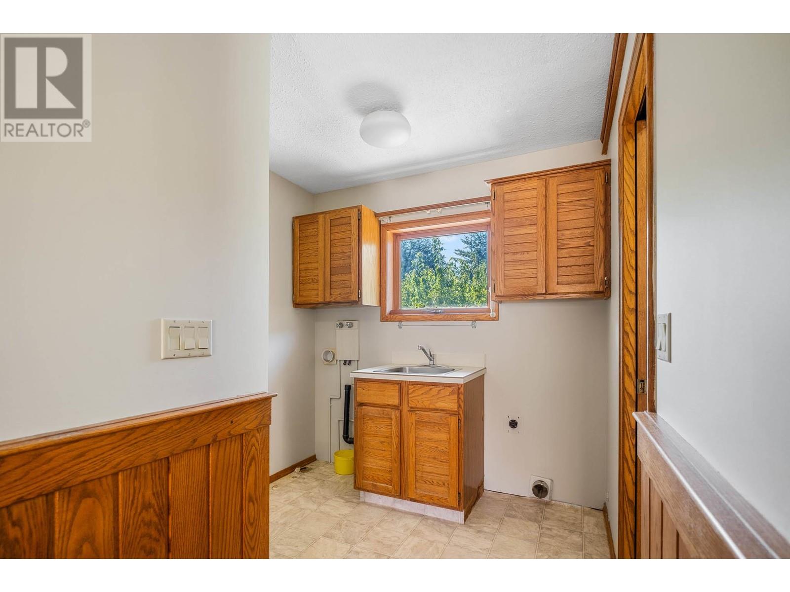 4977 Elliott Avenue Peachland Photo 24