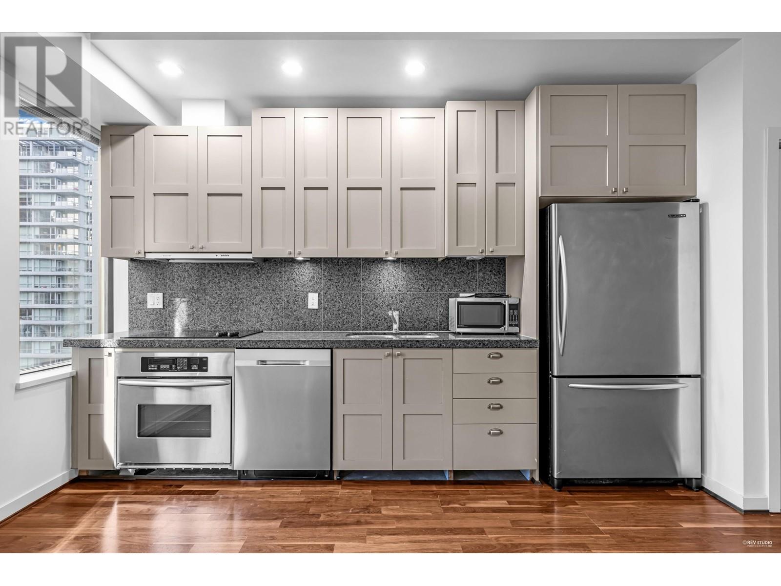 Property at 1010 1333 W GEORGIA STREET image 3