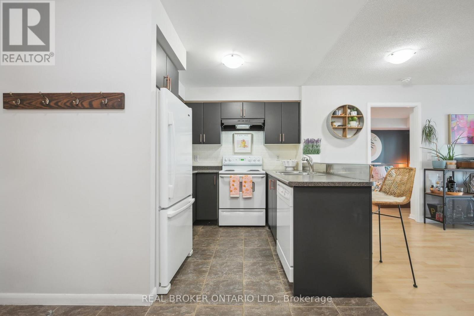 608 - 185 Legion Road N, Toronto, Ontario  M8Y 0A1 - Photo 3 - W12109004