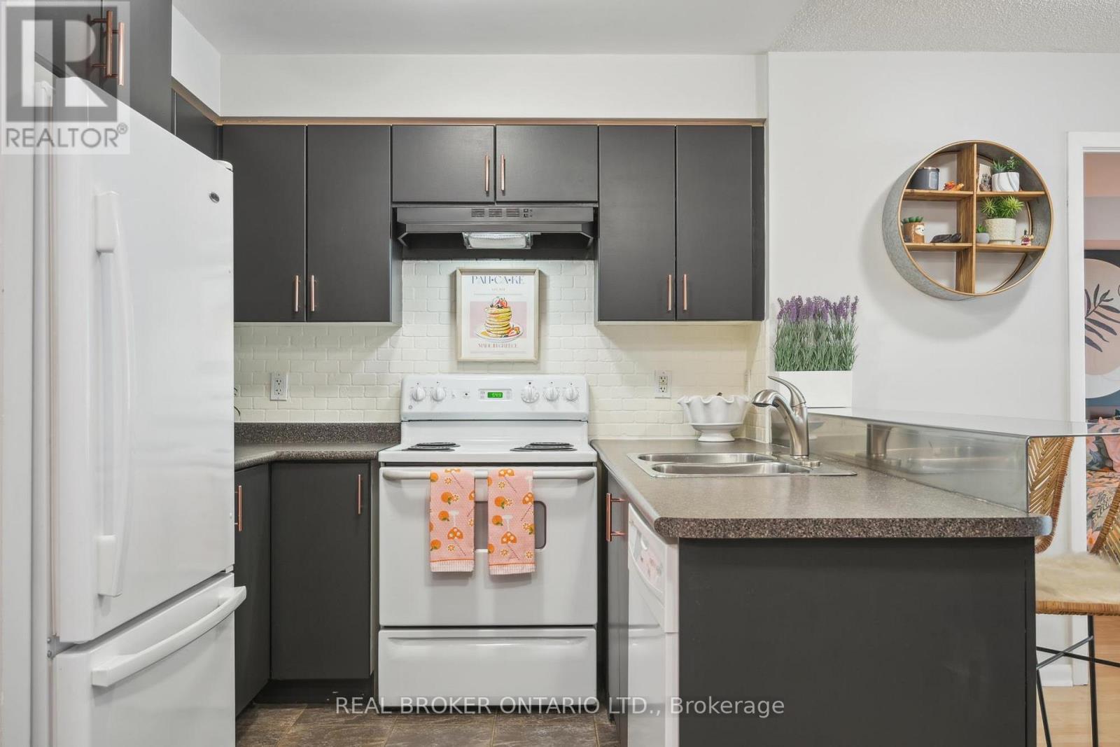 608 - 185 Legion Road N, Toronto, Ontario  M8Y 0A1 - Photo 4 - W12109004