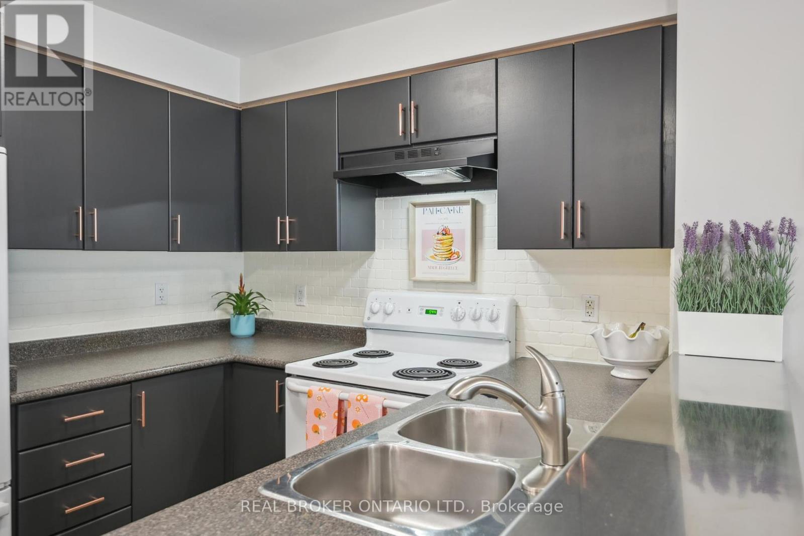 608 - 185 Legion Road N, Toronto, Ontario  M8Y 0A1 - Photo 5 - W12109004