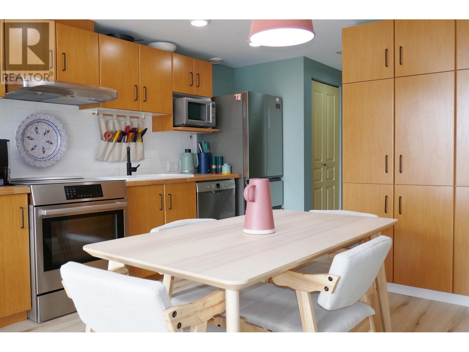 Listing Picture 6 of 22 : 309 9298 UNIVERSITY CRESCENT, Burnaby / 本拿比 - 魯藝地產 Yvonne Lu Group - MLS Medallion Club Member