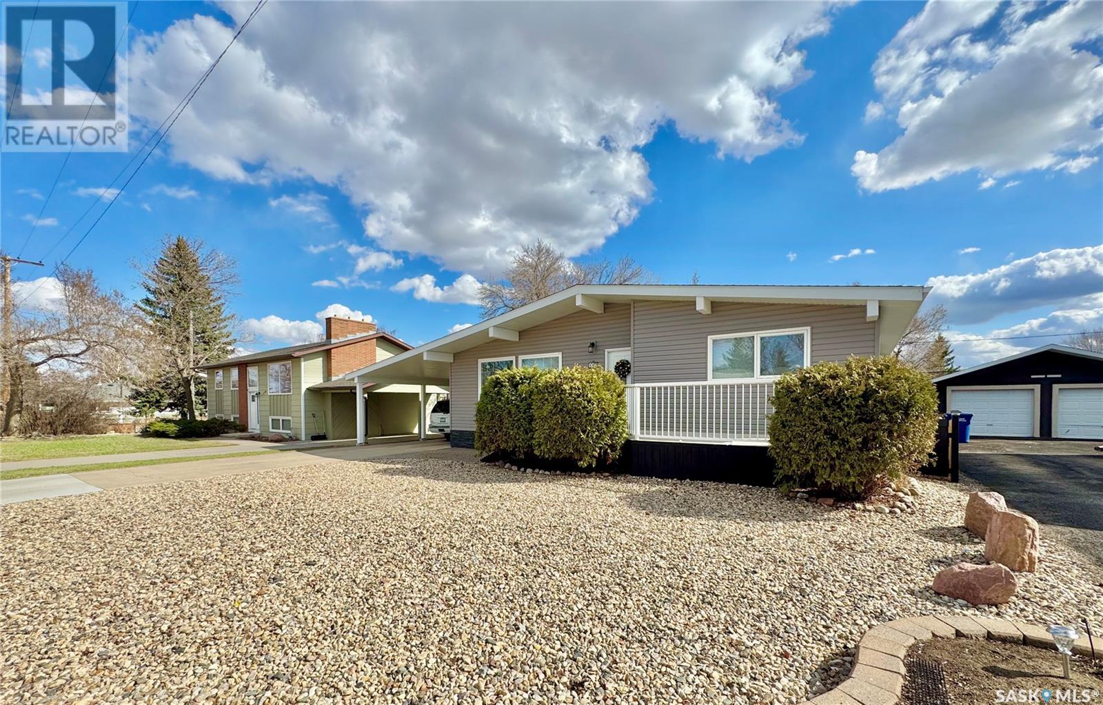 112 Assiniboia Avenue, Assiniboia, Saskatchewan  S0H 0B0 - Photo 2 - SK003824