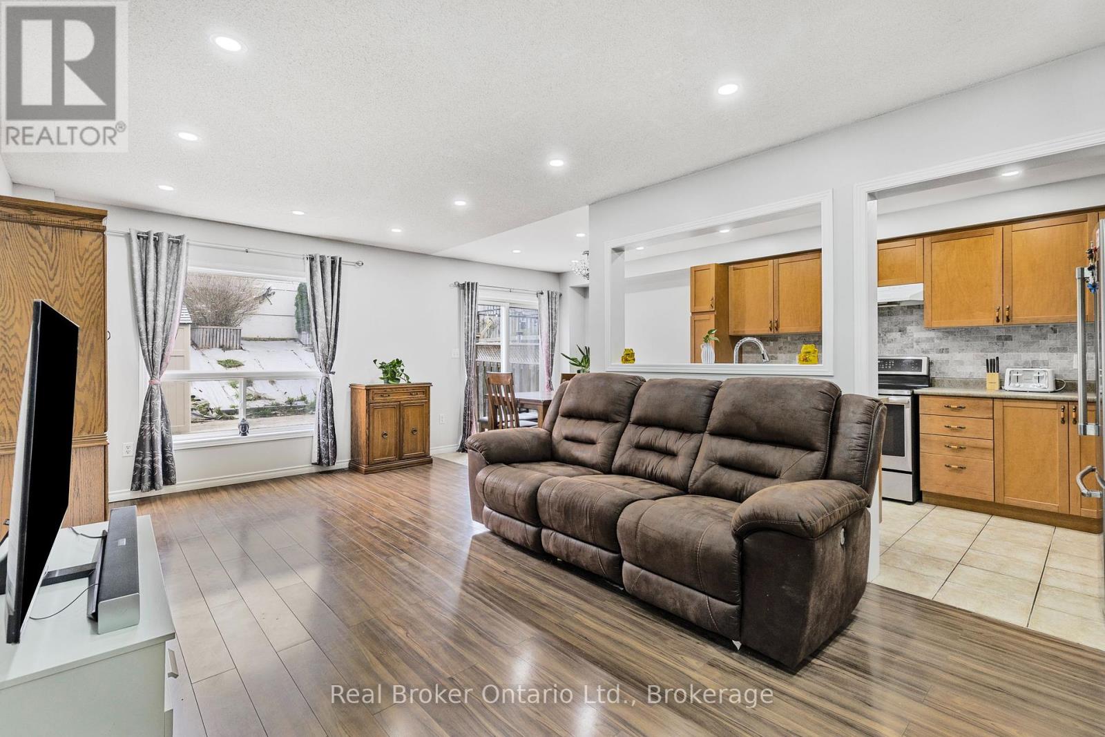 28 Whitefish Crescent, Hamilton (Lakeshore), Ontario  L8E 6G8 - Photo 10 - X12109071