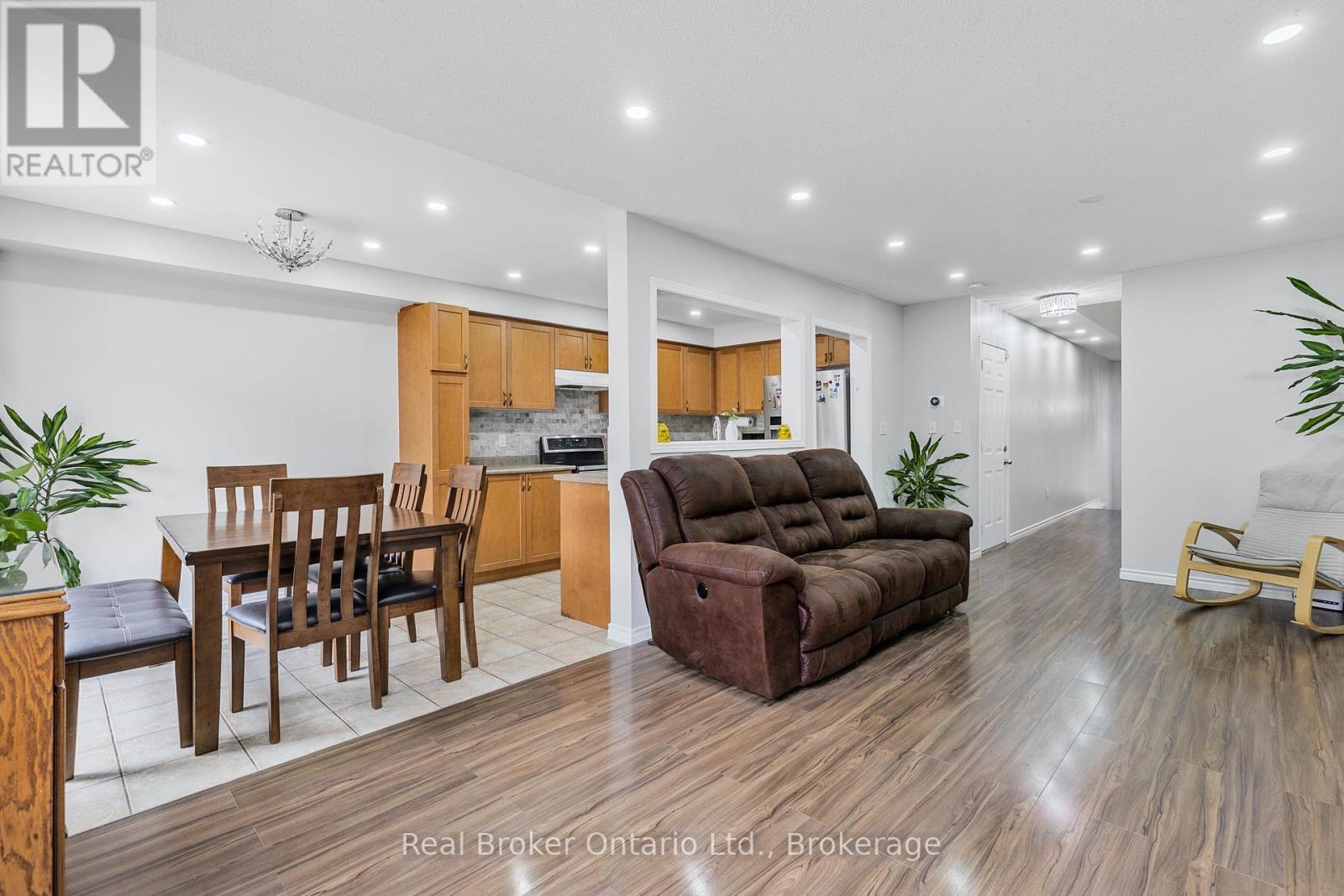 28 Whitefish Crescent, Hamilton (Lakeshore), Ontario  L8E 6G8 - Photo 11 - X12109071