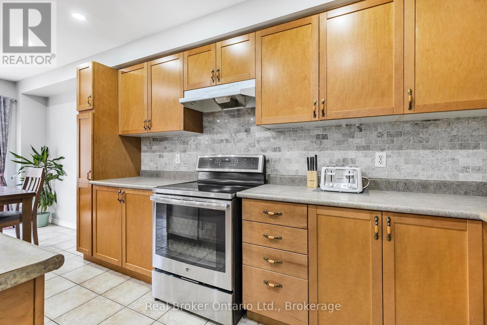 28 Whitefish Crescent, Hamilton (Lakeshore), Ontario  L8E 6G8 - Photo 13 - X12109071