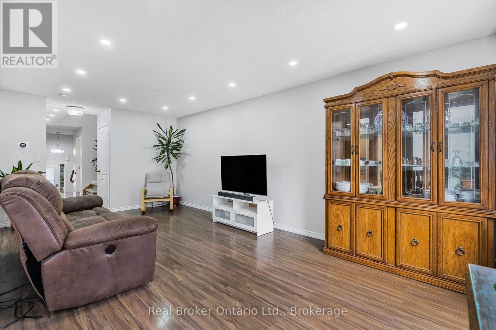 28 Whitefish Crescent, Hamilton (Lakeshore), Ontario  L8E 6G8 - Photo 15 - X12109071