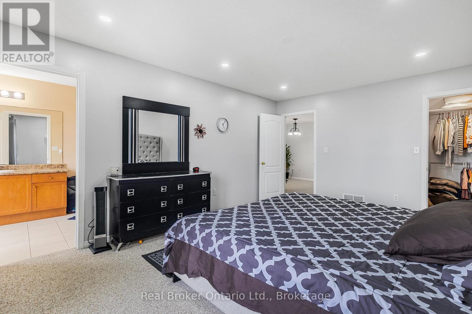 28 Whitefish Crescent, Hamilton (Lakeshore), Ontario  L8E 6G8 - Photo 19 - X12109071