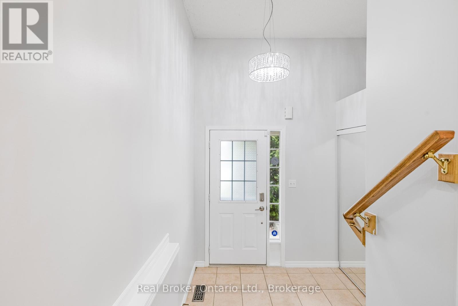 28 Whitefish Crescent, Hamilton (Lakeshore), Ontario  L8E 6G8 - Photo 6 - X12109071
