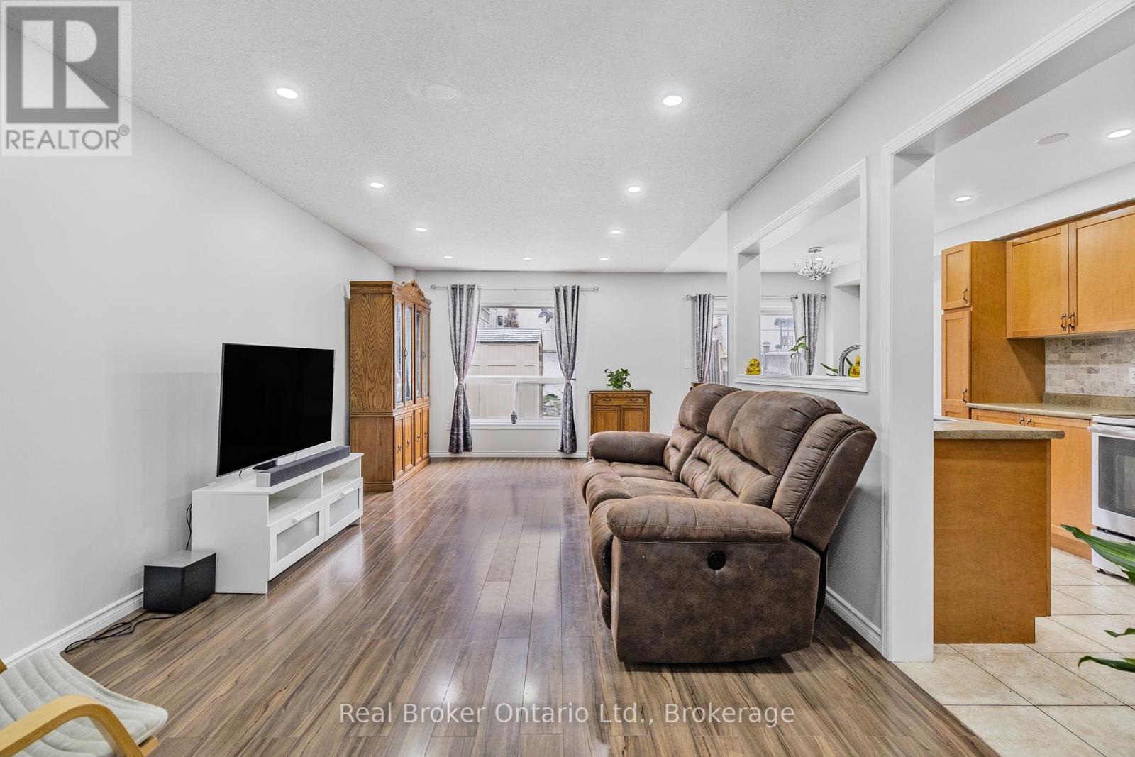 28 Whitefish Crescent, Hamilton (Lakeshore), Ontario  L8E 6G8 - Photo 9 - X12109071