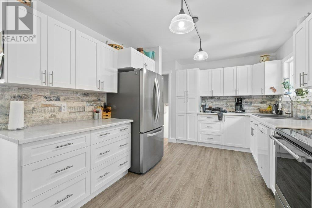 Property at 110 18 Street NE image 3