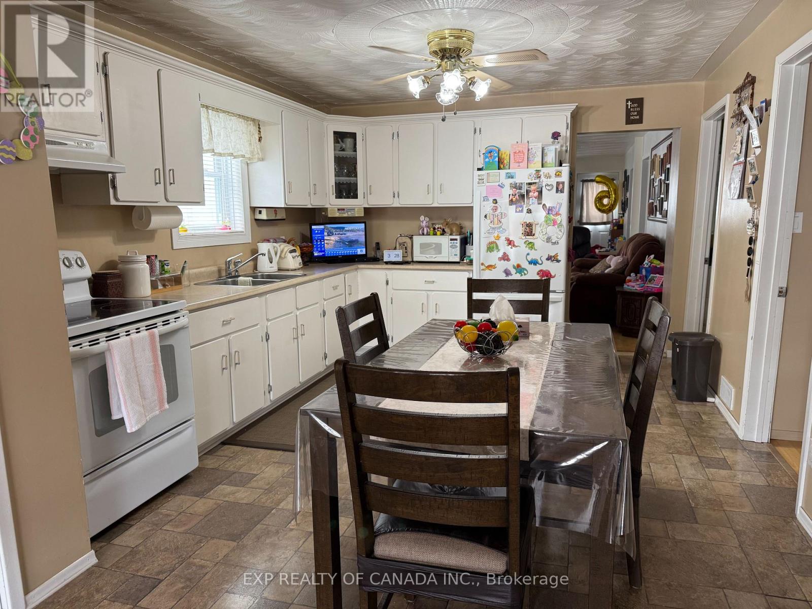 Property at 221 BALSAM STREET S image 4