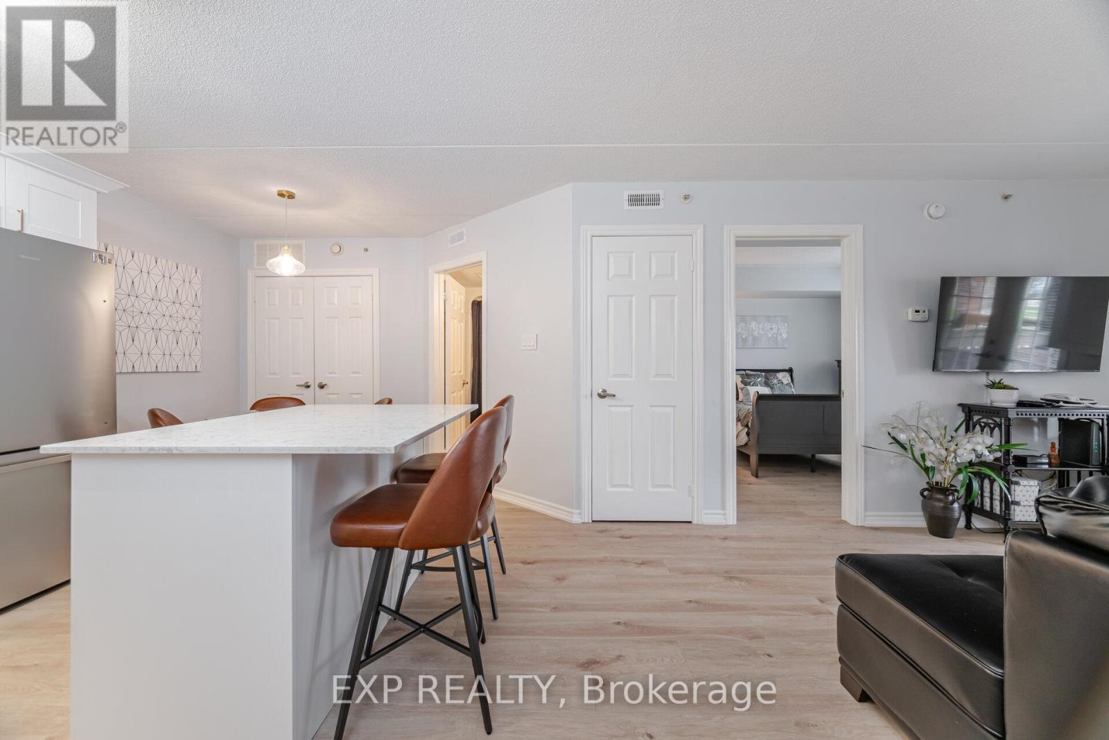 104 - 4005 Kilmer Drive, Burlington, Ontario  L7M 4M2 - Photo 5 - W12109094