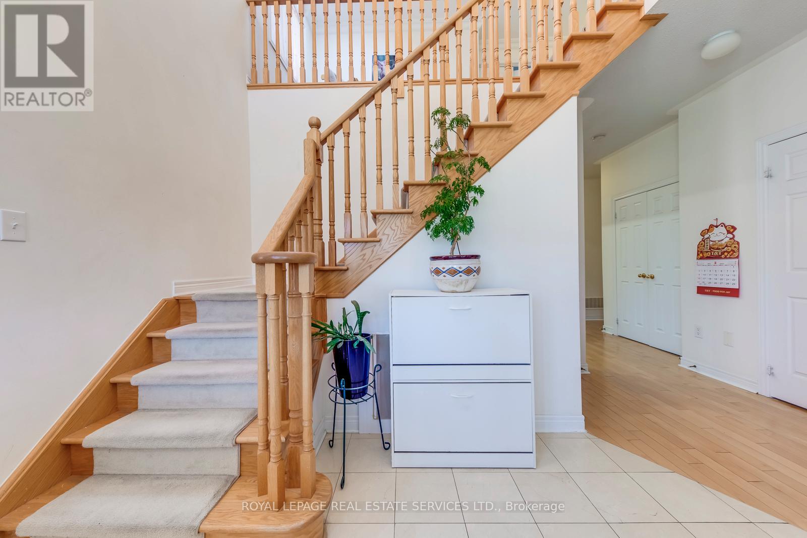 21 Callisto Court, Mississauga, Ontario  L5M 0A1 - Photo 4 - W12036180