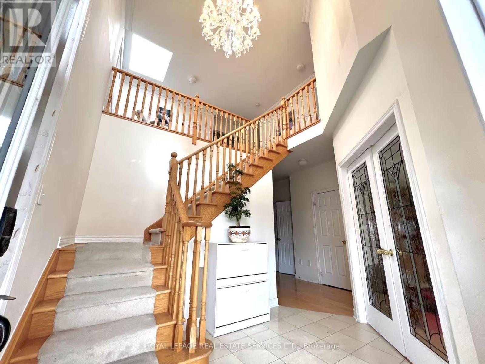 21 Callisto Court, Mississauga, Ontario  L5M 0A1 - Photo 5 - W12036180