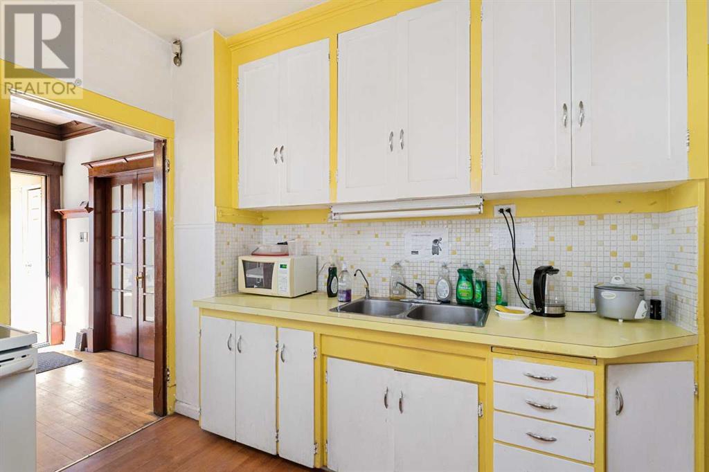 Property at 216 15 Avenue NW image 5