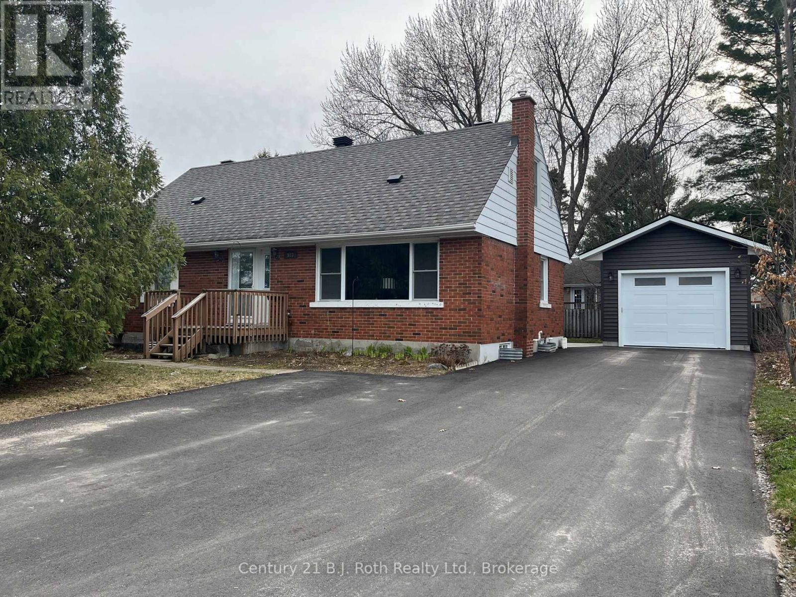 Property at 983 CLARENCE STREET image 2