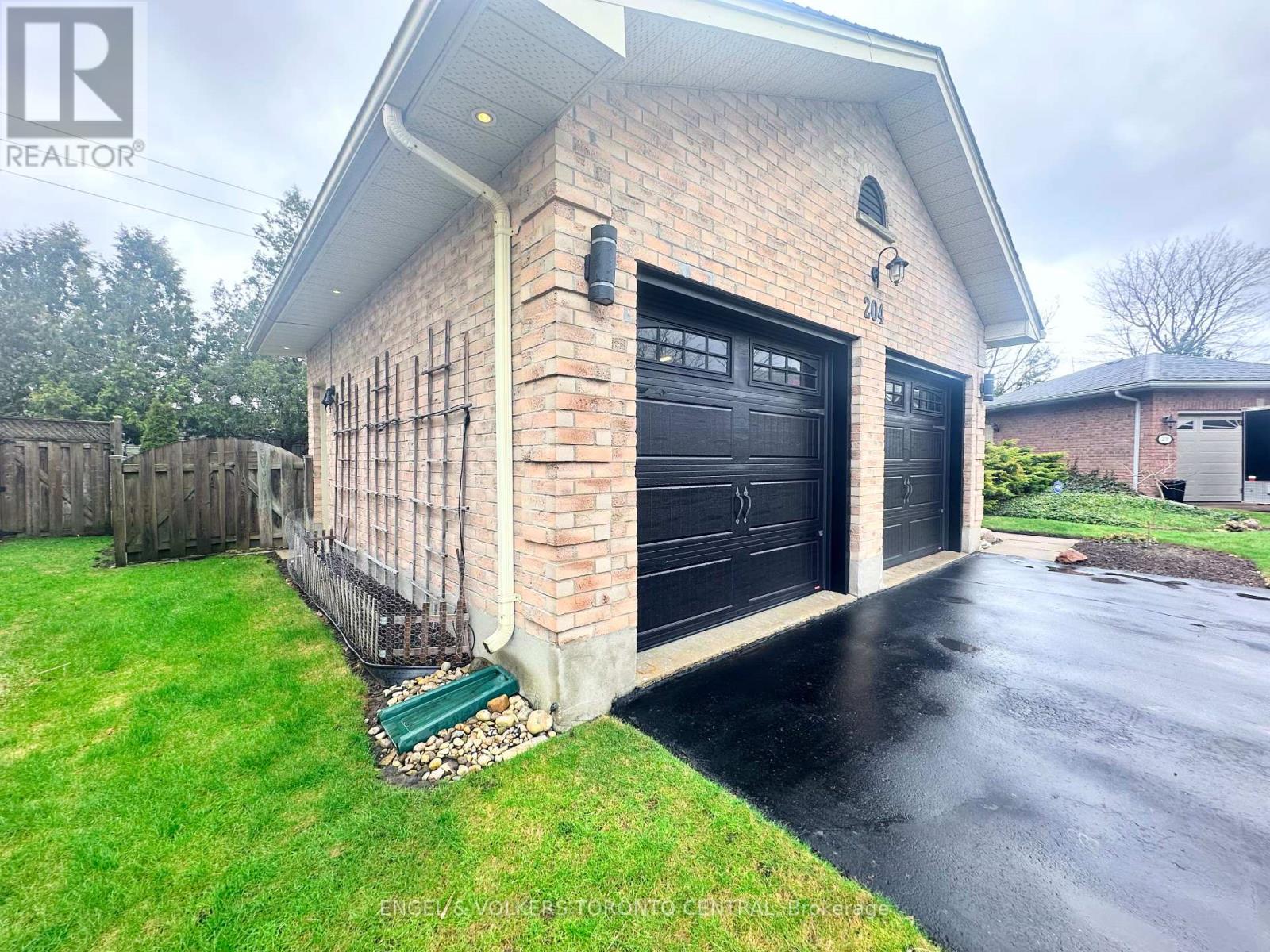 Photo 35 of 45 for 204 Killarney Grove