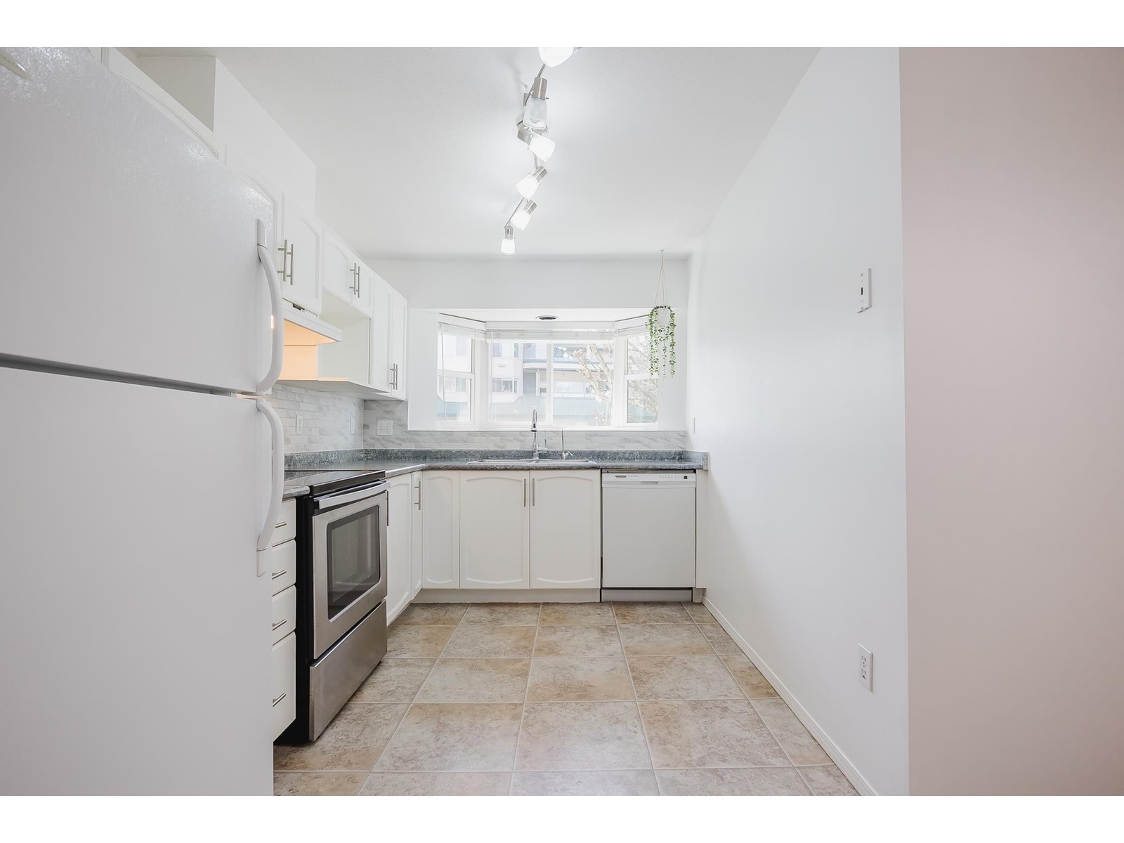 206 2962 Trethewey Street, Abbotsford, British Columbia  V2T 4M3 - Photo 6 - R2990896