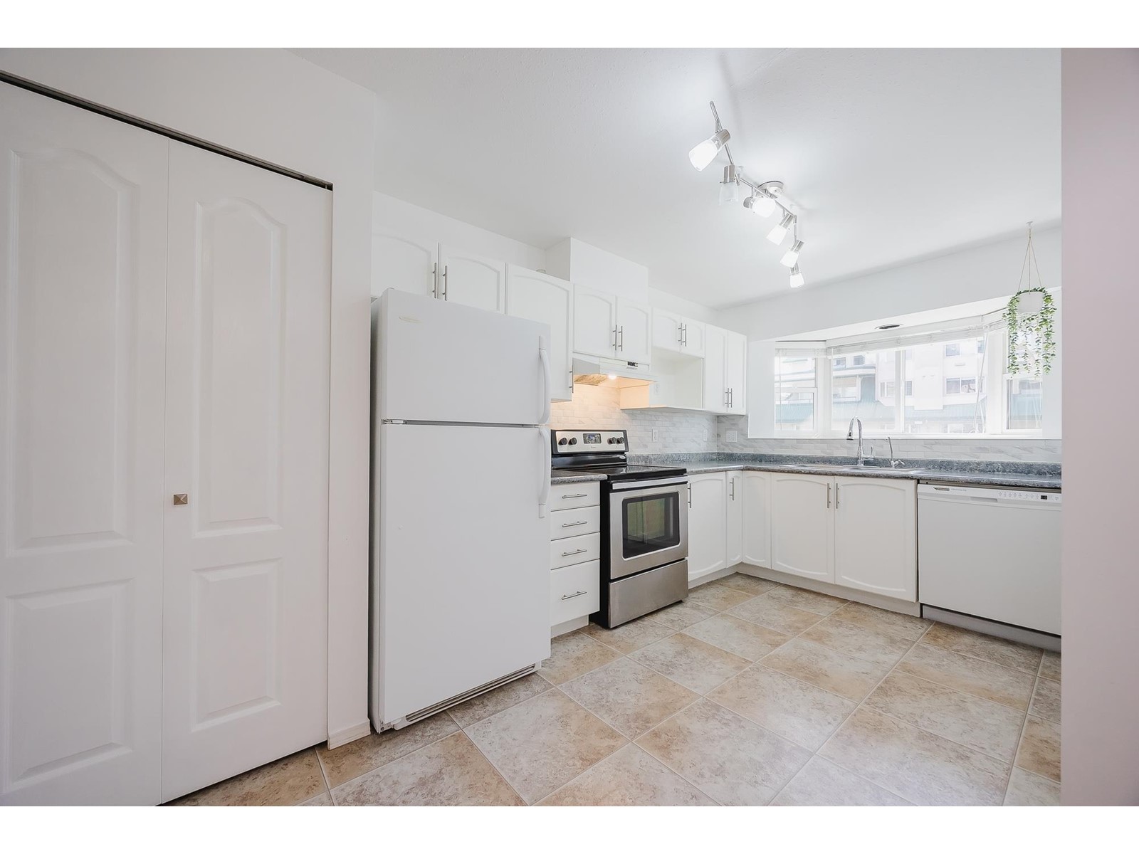 206 2962 Trethewey Street, Abbotsford, British Columbia  V2T 4M3 - Photo 4 - R2990896