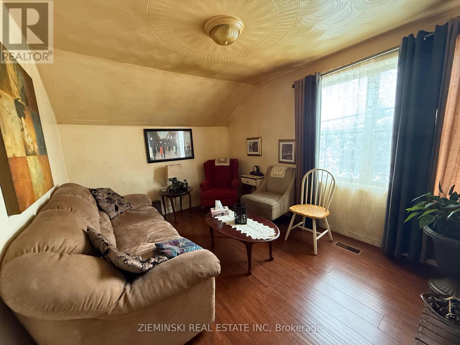 Property at 45 MAPLE STREET N image 3