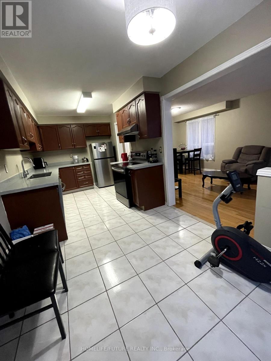 14 Peachleaf Crescent, Brampton, Ontario  L7A 2B2 - Photo 8 - W12109178