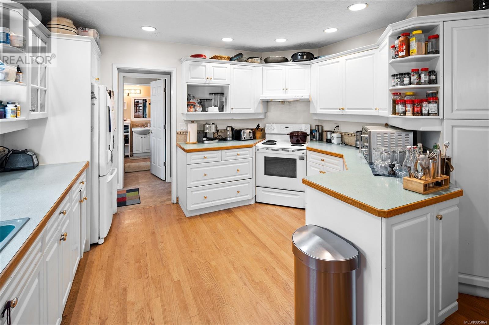 Property at 946 Klahanie Dr image 4