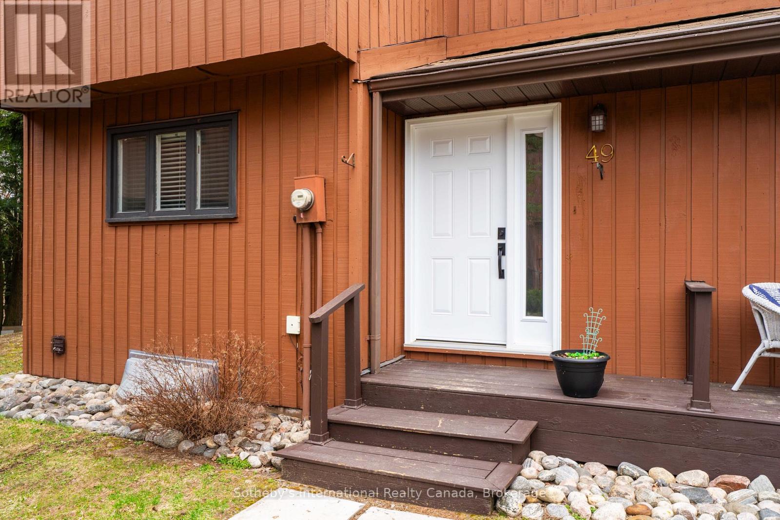 49 Southbank Drive, Bracebridge, Ontario  P1L 1G2 - Photo 2 - X12109267