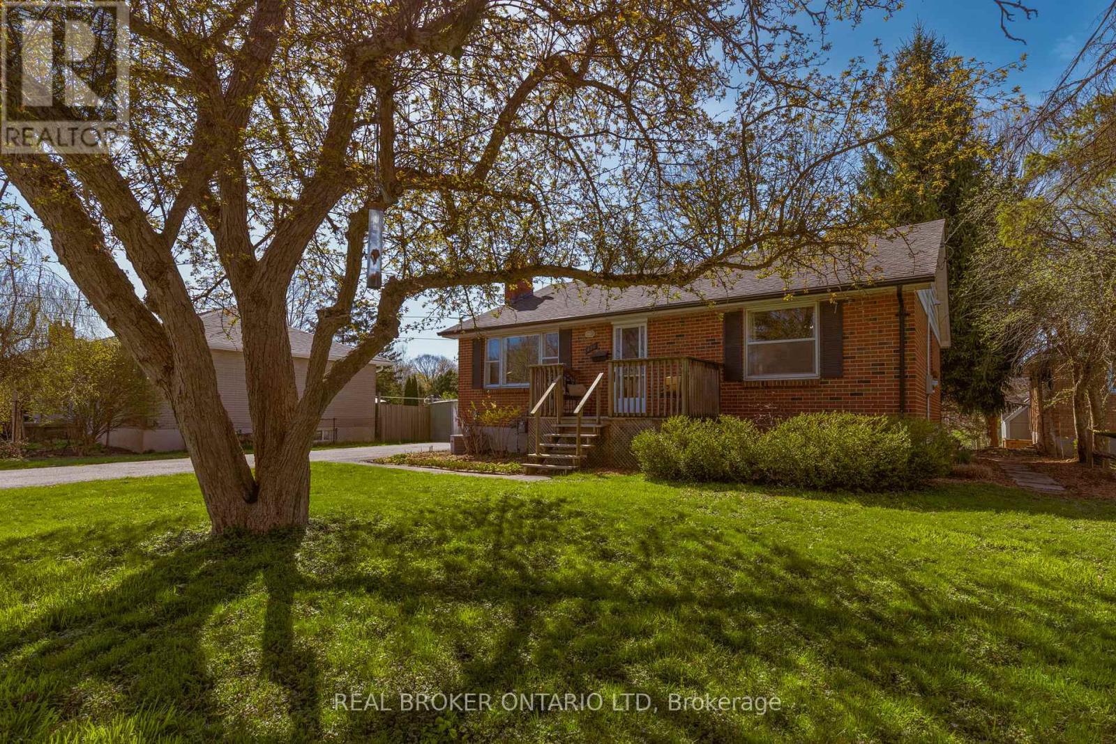 422 Darlene Crescent