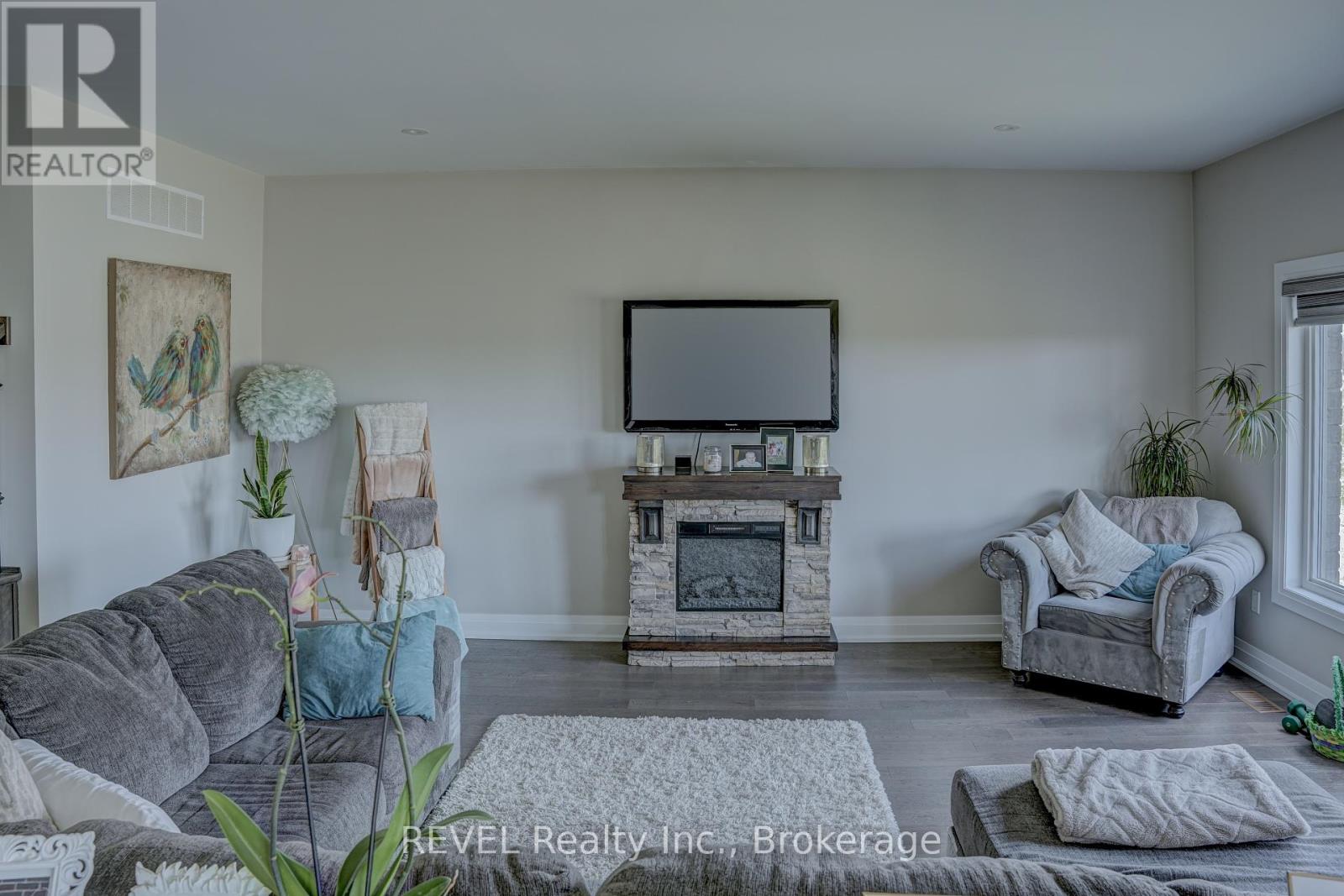 29 Elvira Way, Thorold, Ontario  L2V 0M7 - Photo 11 - X12109355