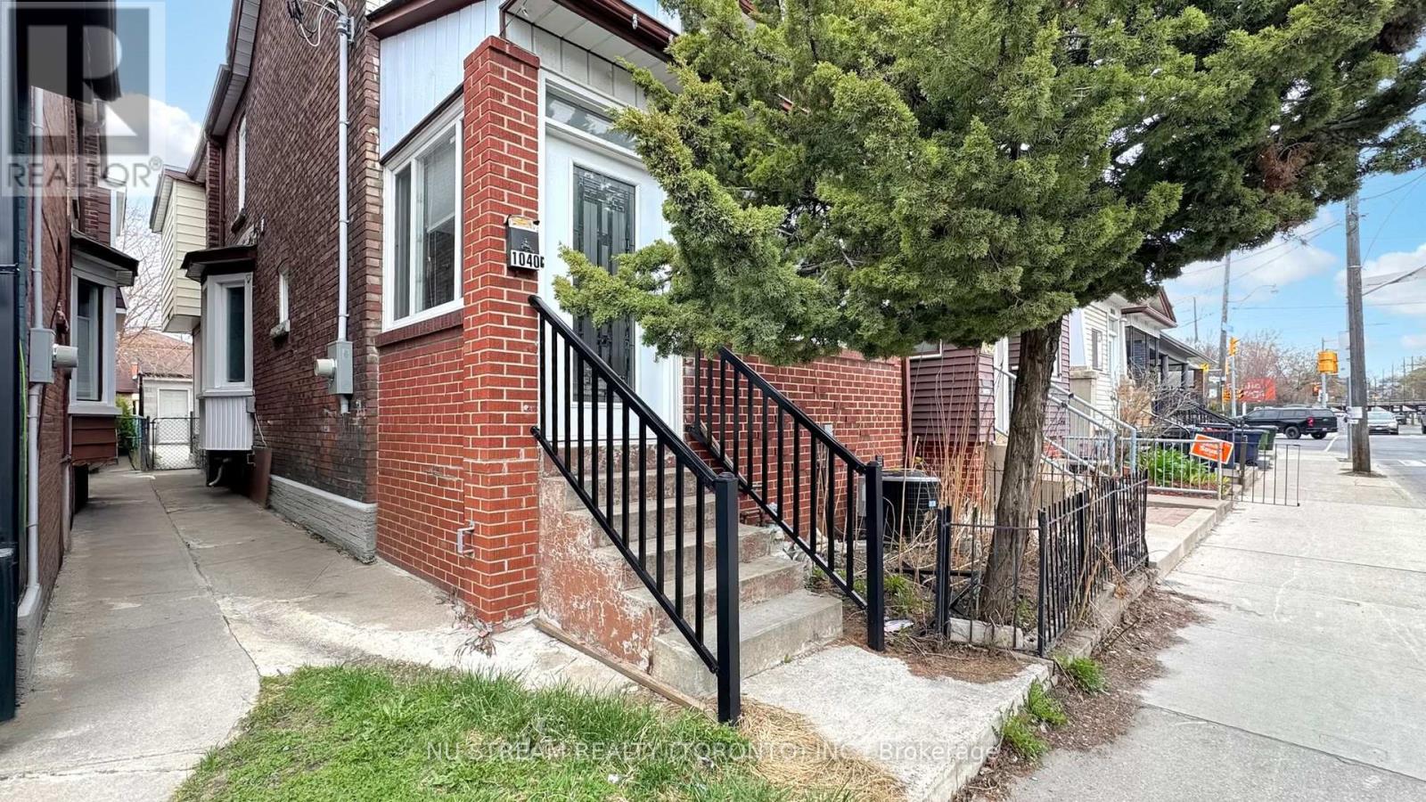 1040 OSSINGTON AVENUE, Toronto, Ontario